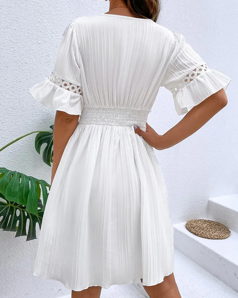 Vestido con escote en V, volantes y mangas
