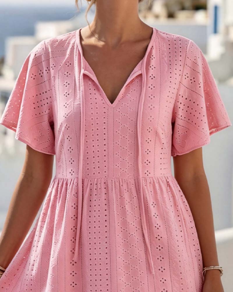 Vestido con escote y corbata corta