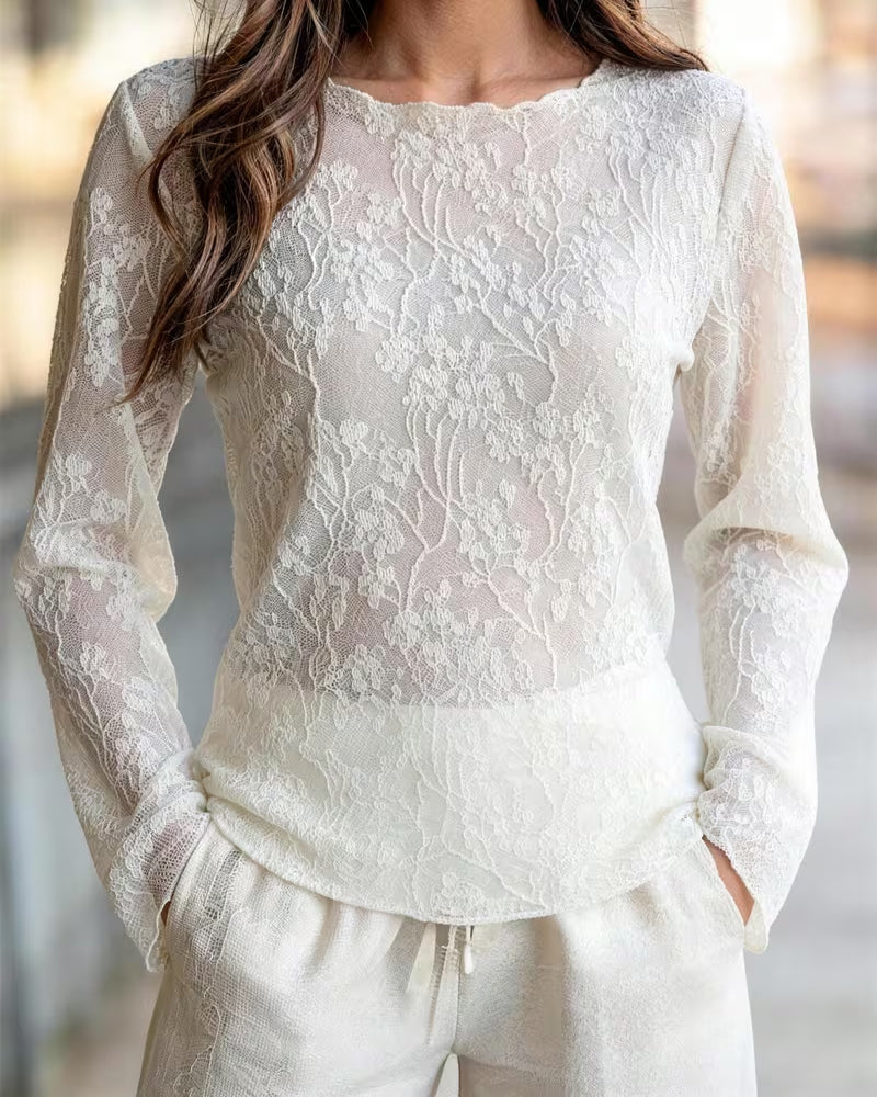 Blusa de cuello redondo, de encaje, transparente y entallada