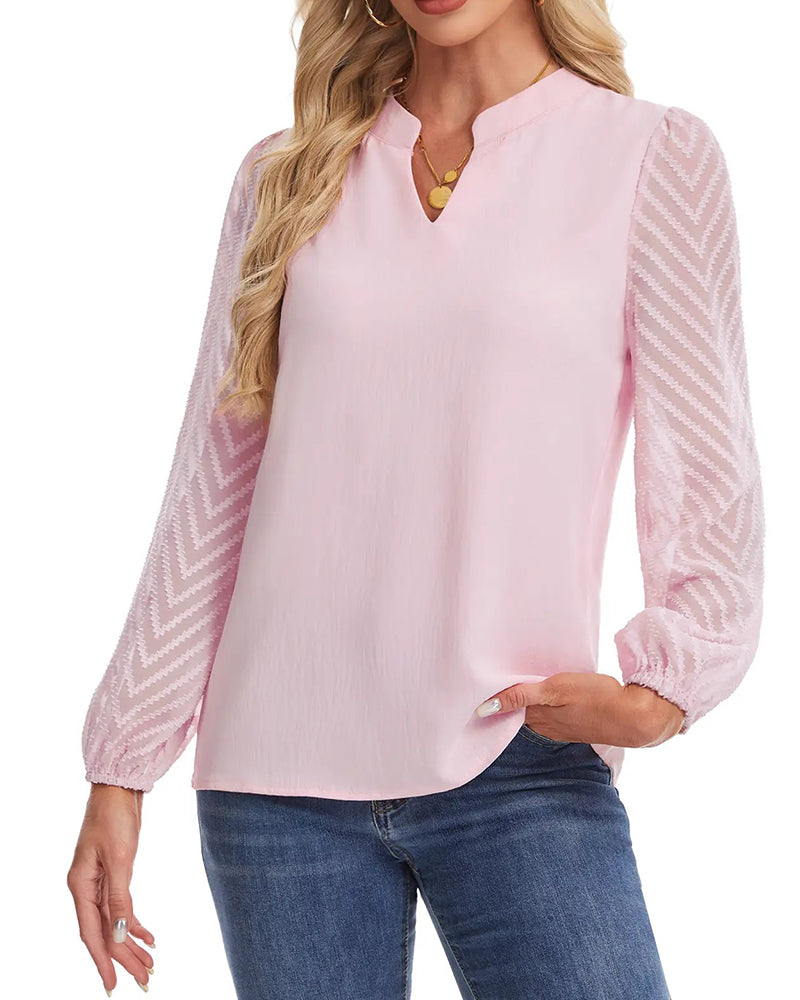 Blusa de malla texturizada con cuello alzado y manga larga.
