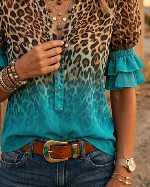 Blusa con estampado de leopardo, cuello en V, efecto degradado y volantes.