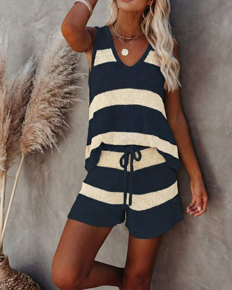 Conjunto de camiseta sin mangas con cuello en V y pantalones cortos a rayas