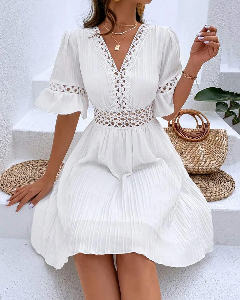 Vestido con escote en V, volantes y mangas