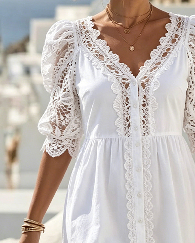 Vestido blanco corto de encaje con mangas abullonadas