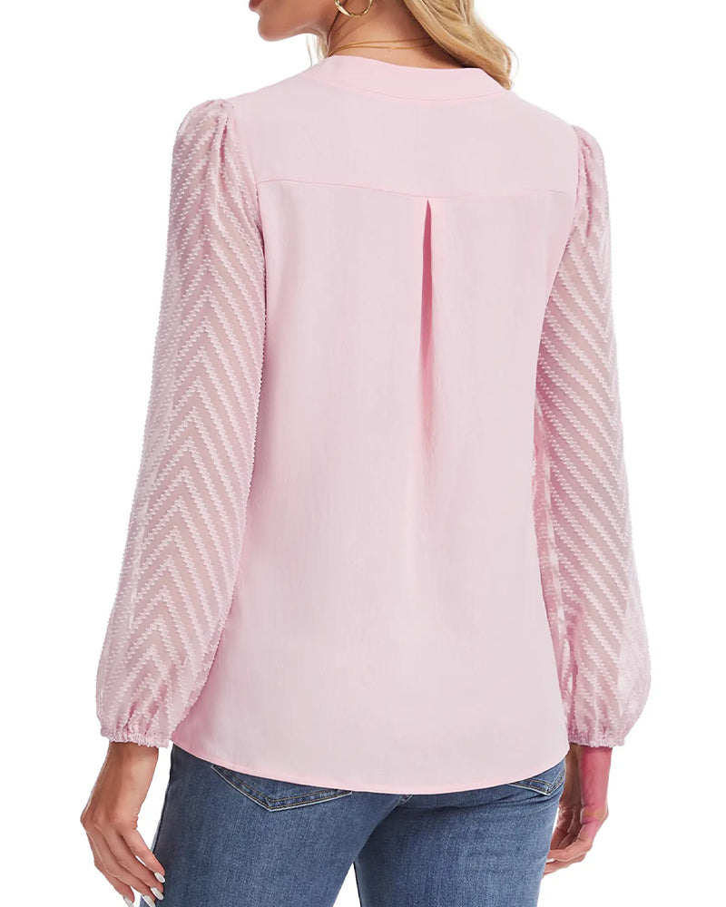 Blusa de malla texturizada con cuello alzado y manga larga.