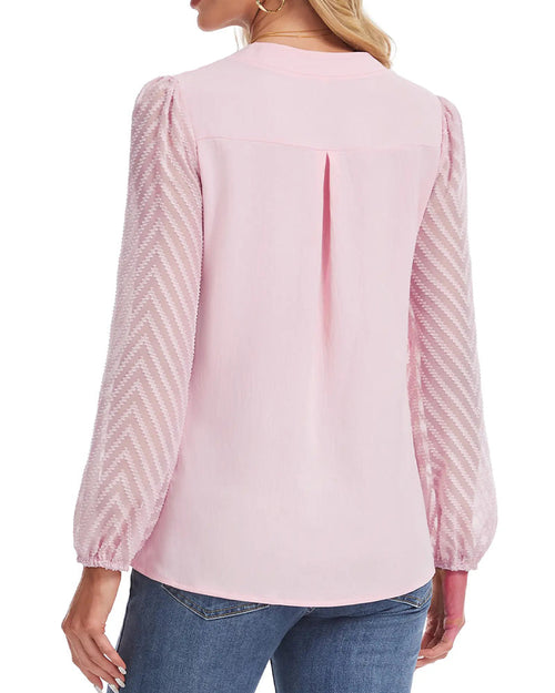 Blusa de malla texturizada con cuello alzado y manga larga.
