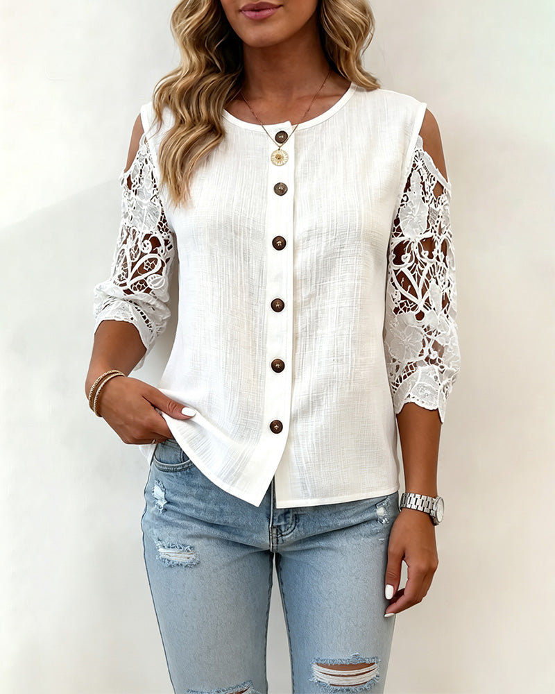 Blusa con escote que deja los hombros al descubierto y botones
