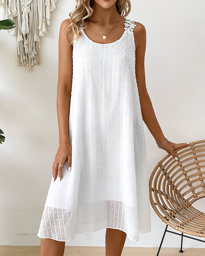 Vestido tipo camiseta de tirantes en jacquard de lunares con tirantes de encaje floral.