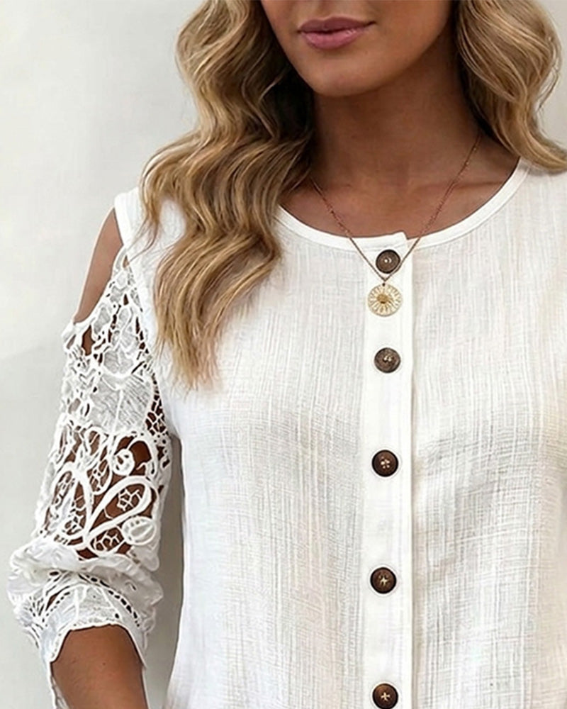 Blusa con escote que deja los hombros al descubierto y botones