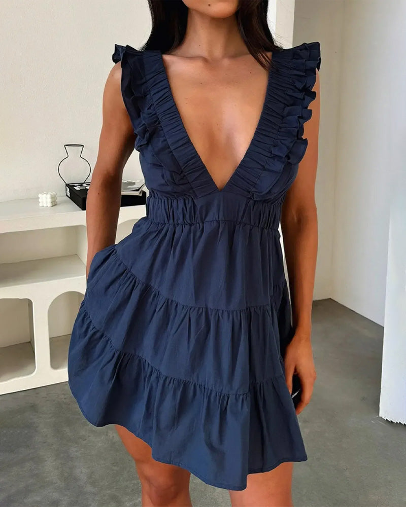 Vestido de estilo patchwork con cuello en V, volantes y mangas con vuelo.