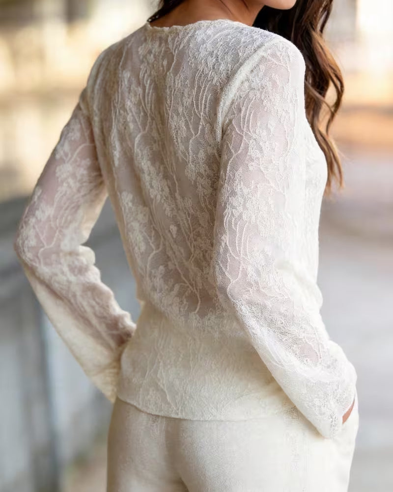 Blusa de cuello redondo, de encaje, transparente y entallada
