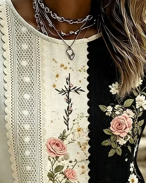 Blusa con encaje en contraste y estampado de rosas