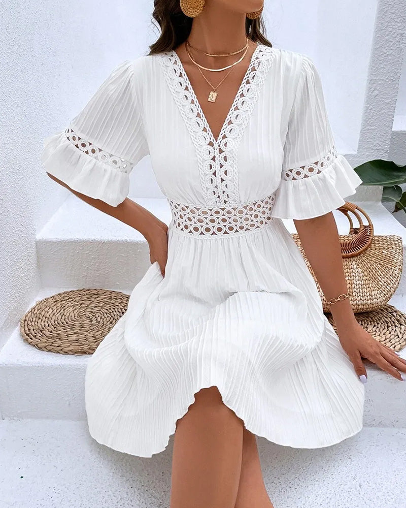 Vestido con escote en V, volantes y mangas