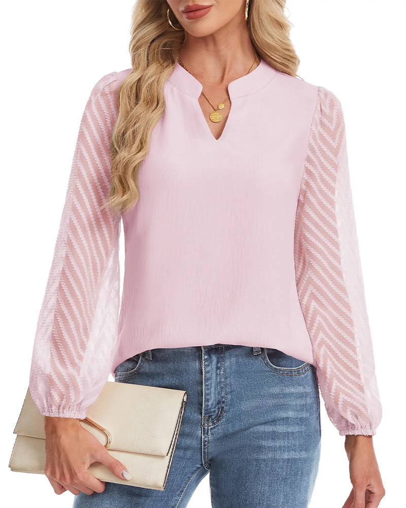 Blusa de malla texturizada con cuello alzado y manga larga.