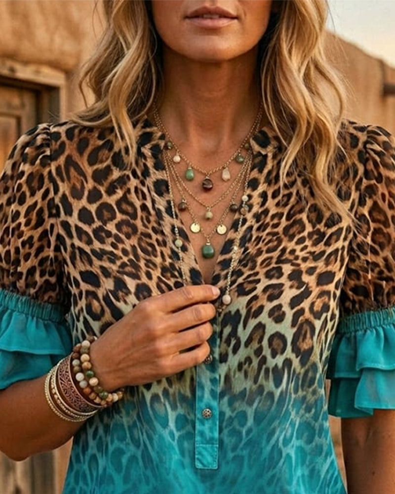 Blusa con estampado de leopardo, cuello en V, efecto degradado y volantes.