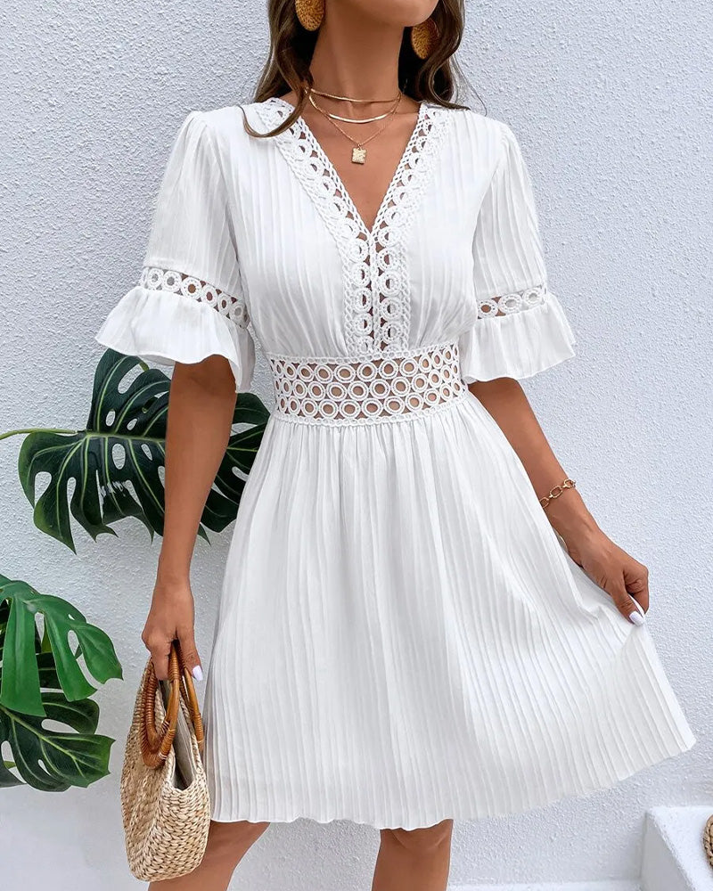 Vestido con escote en V, volantes y mangas