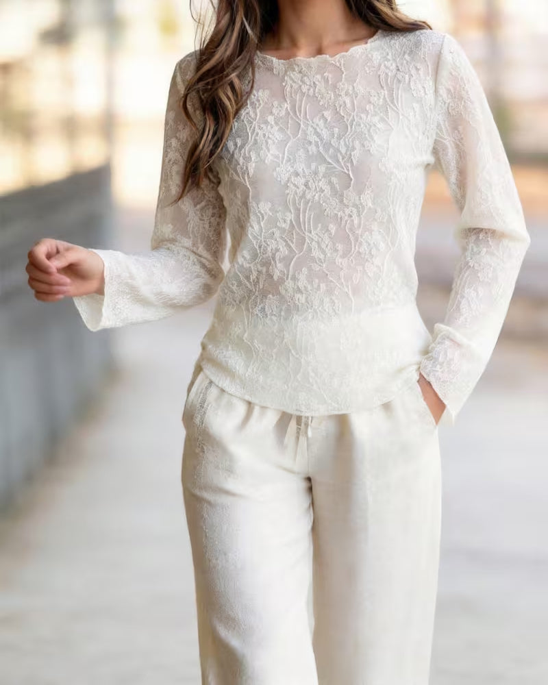 Blusa de cuello redondo, de encaje, transparente y entallada