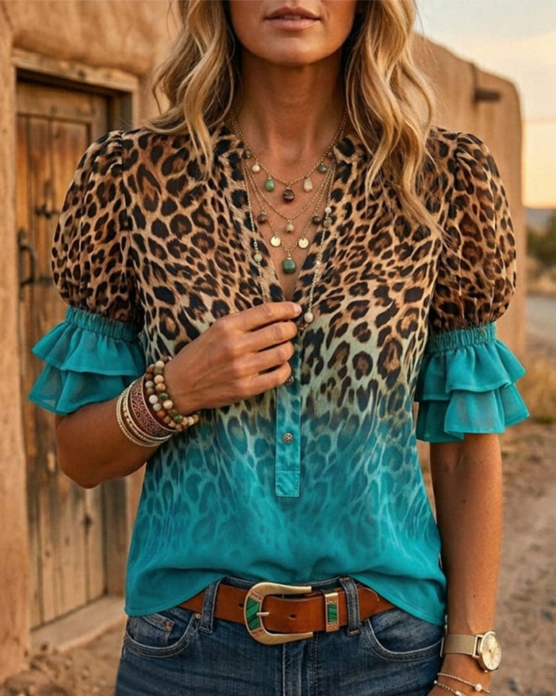 Blusa con estampado de leopardo, cuello en V, efecto degradado y volantes.