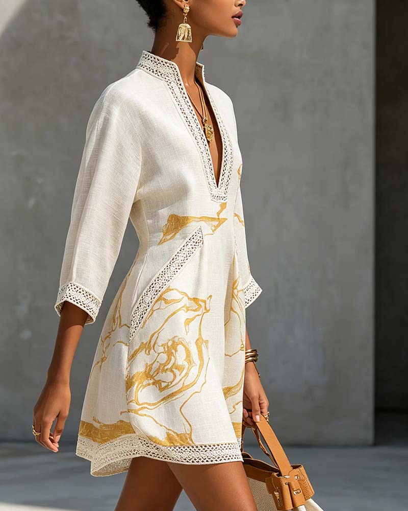Vestido con cuello alto y manga corta, con corte acampanado