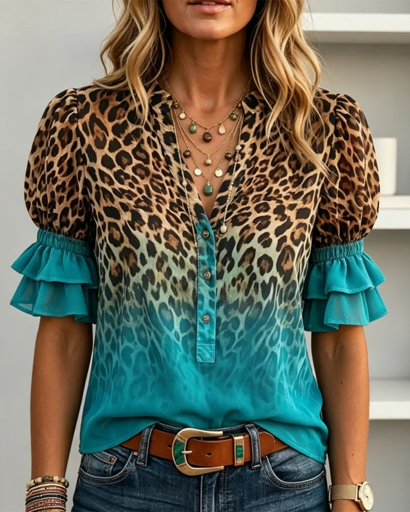 Blusa con estampado de leopardo, cuello en V, efecto degradado y volantes.