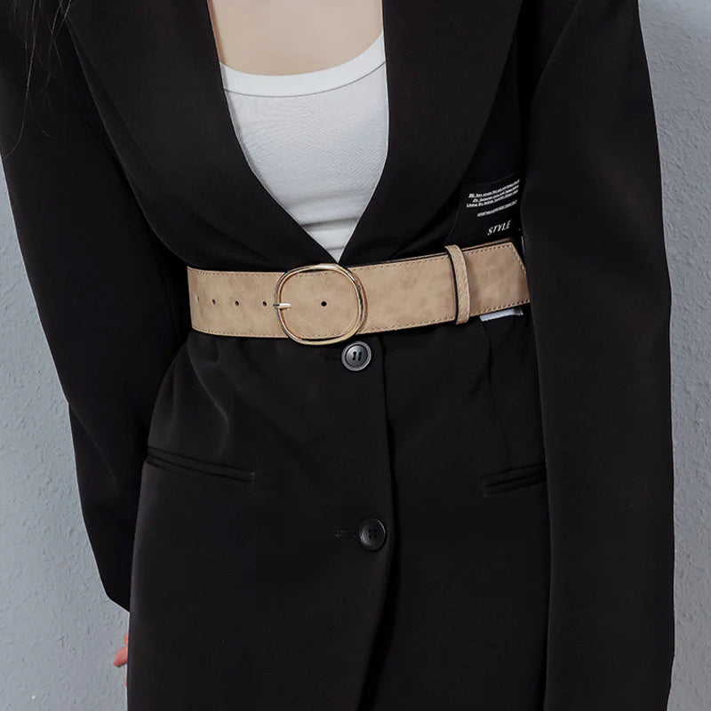 Cinturón ancho de piel sintética para mujer con hebilla redonda.