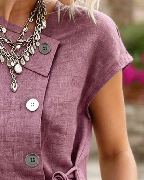 Blusa con escote asimétrico, lazo y botón