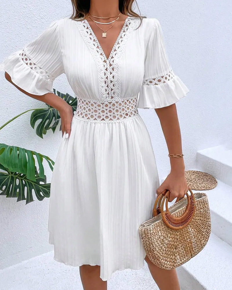 Vestido con escote en V, volantes y mangas