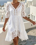 Vestido blanco corto de encaje con mangas abullonadas