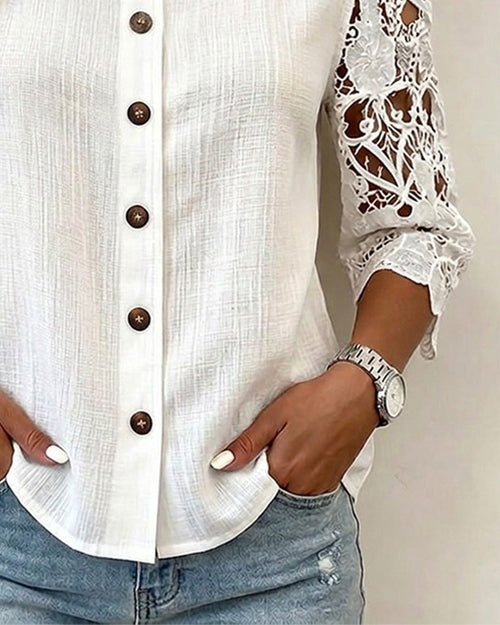 Blusa con escote que deja los hombros al descubierto y botones