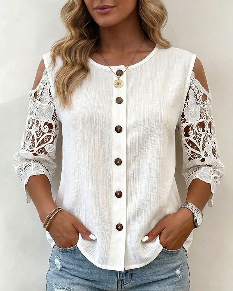 Blusa con escote que deja los hombros al descubierto y botones