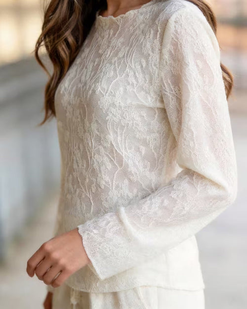 Blusa de cuello redondo, de encaje, transparente y entallada
