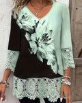 Camisa con cuello en V, estampado floral y bloques de color, con ribete de encaje