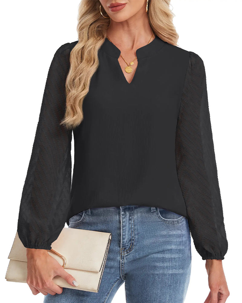 Blusa de malla texturizada con cuello alzado y manga larga.