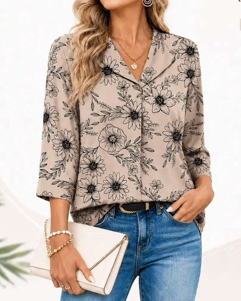Blusa de color tinta, estampado floral, manga tres cuartos y solapa