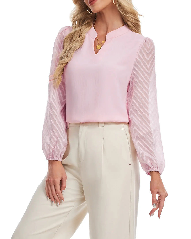 Blusa de malla texturizada con cuello alzado y manga larga.