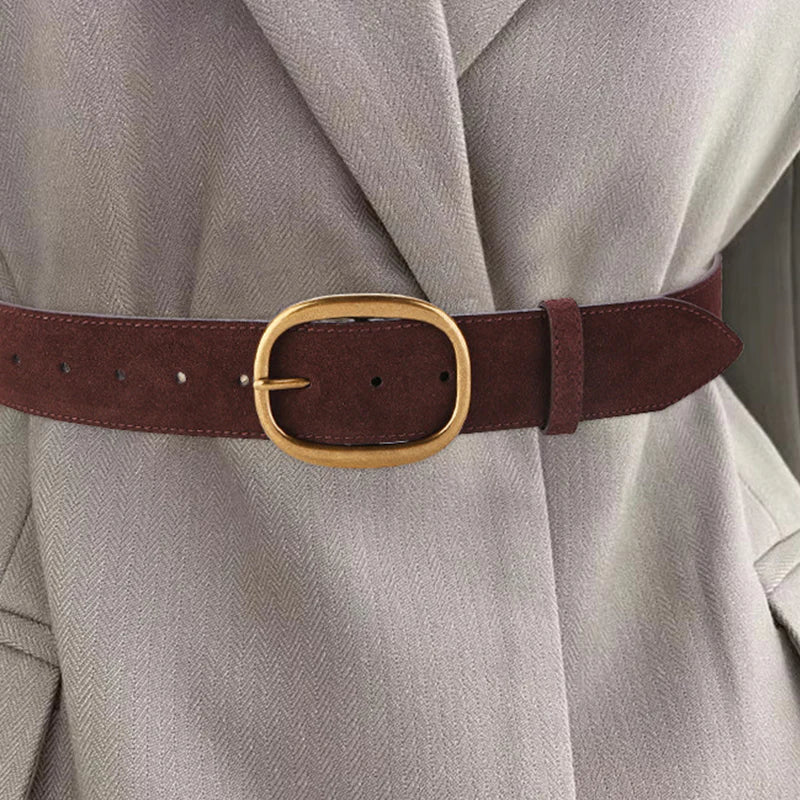Cinturón ancho de piel sintética para mujer con hebilla redonda.