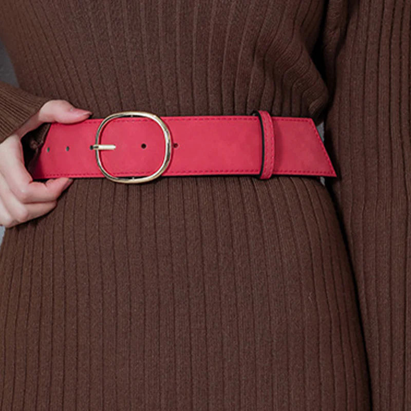 Cinturón ancho de piel sintética para mujer con hebilla redonda.